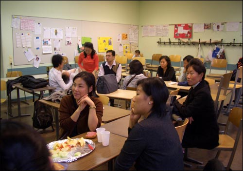 베를린한글학교 학부모 대기실 풍경 : 아이들을 한글학교에 데리고 와서 수업이 끝날때까지 학부모대기실에서 담소를 나누며 기다리는 학부모들. 그동안 학생들이 쉬는시간에 먹을 간단한 먹거리를 함께 만드신다. 